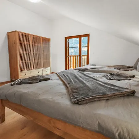 Et Spacieux Moderne Chalet