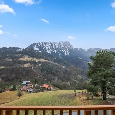 Et Spacieux Moderne Chalet